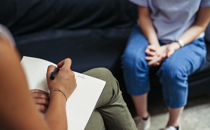 Terapia dla nastolatków – kiedy warto zgłosić się po pomoc?